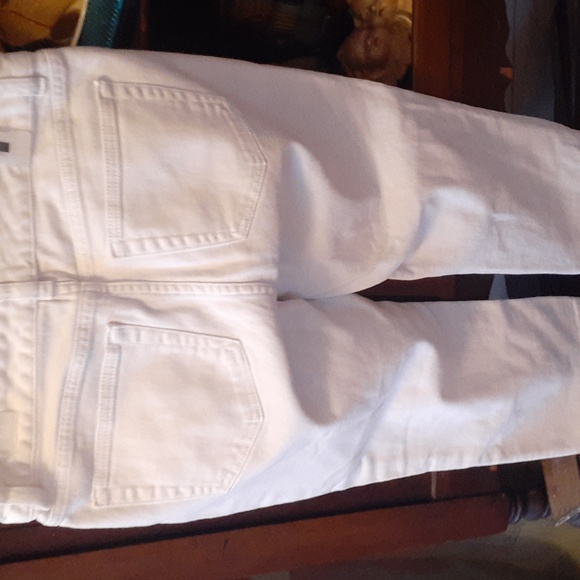 White capri pants size 4P - Picture 2 of 3